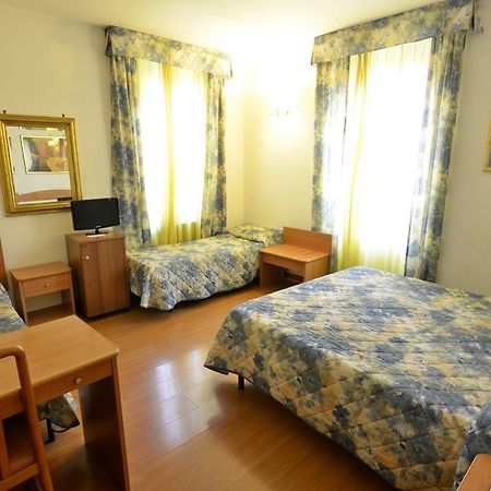 Hotel Tirreno Рим Экстерьер фото