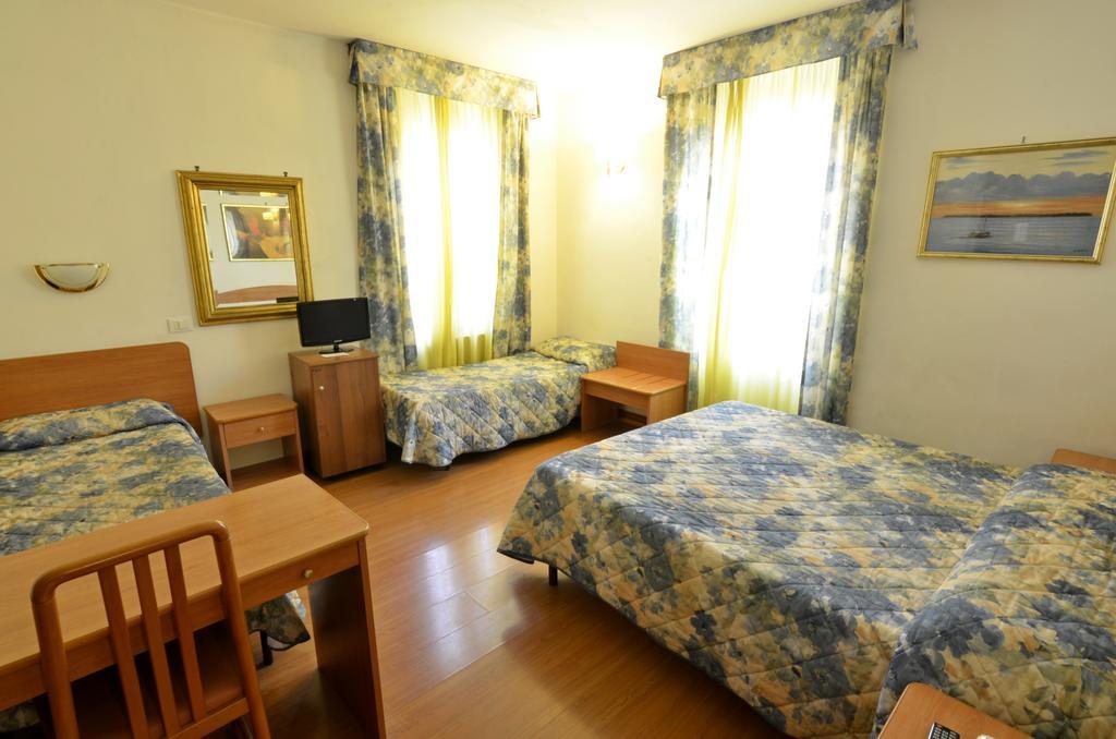 Hotel Tirreno Рим Экстерьер фото