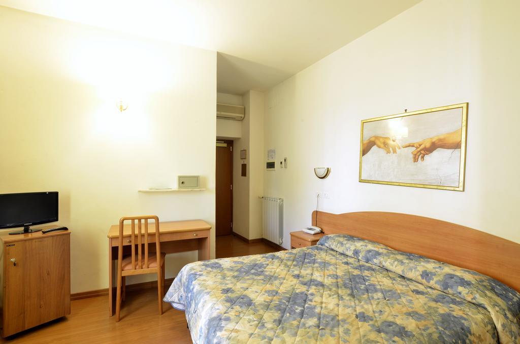 Hotel Tirreno Рим Экстерьер фото