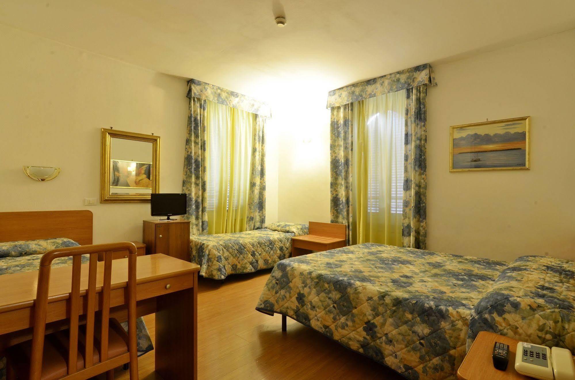Hotel Tirreno Рим Экстерьер фото