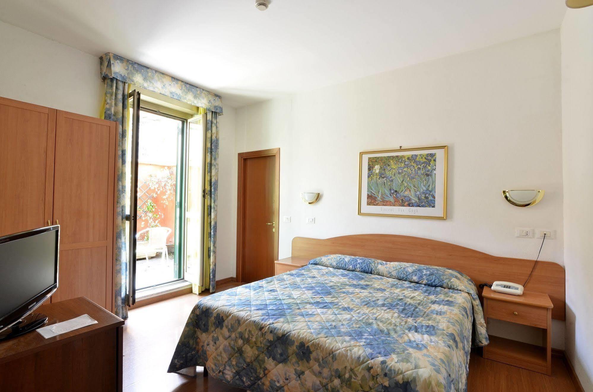 Hotel Tirreno Рим Экстерьер фото